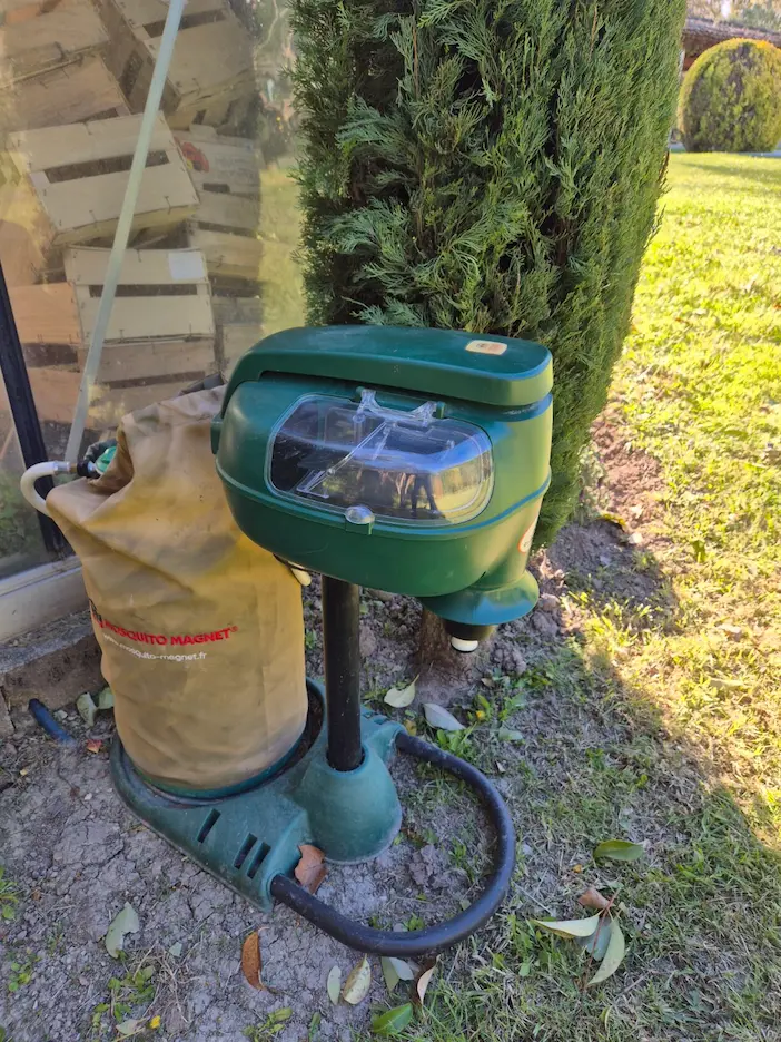 installation piège moustiques professionnel dans un jardin dans le Vaucluse 84